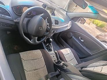 mini karavan: Renault Mégane kombi (station wagon) • Kuzov: kombi, gümüşü rəng • — 2
