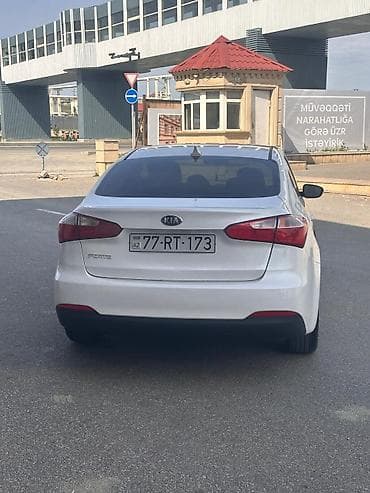 2015: Kia Forte sedan – ağ rəng, 4 qapı, AZ dövlət nömrə nişanı 77-RT-173 — 3