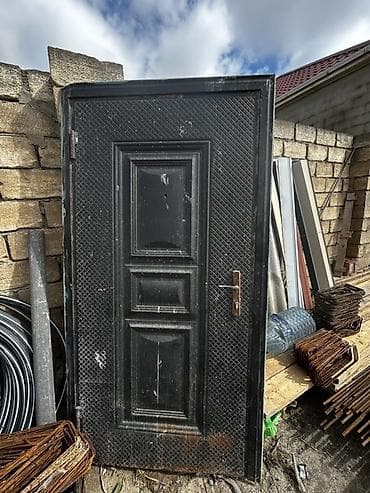 Dəmir seyf qapı normal vəziyyətdədir Eni 96/hündürü 205 Zamoku işləyir
