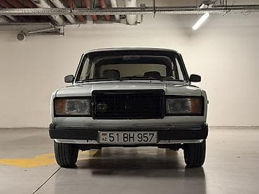 VAZ 2107 “Classic” sedan - Kuzov: ağ rəng, xrom və qara detallı ön