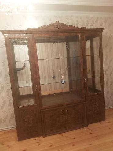utu dolabı: Klassik üslubda vitrinli bufet - Material: tünd qoz rəngli MDF/taxta — 2