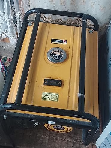 sex pecleri: Benzinlə işləyən portativ generator - Yanacaq çəni: 12 L (üst qapaqda — 1