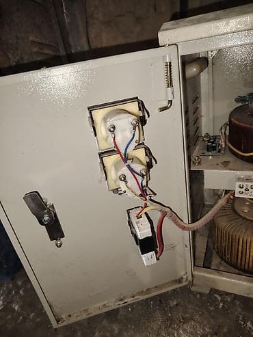 Cihazın əsas məqsədi gərginliyi stabil saxlamaqdır. Girişə neçə volt — 4