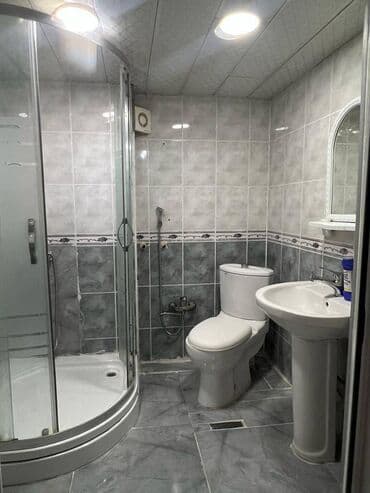 kirayr evler: Ev əşyazsızdır. Qaz,su,işıq daimidir. 3otaqdır. Binanın həyətində — 3