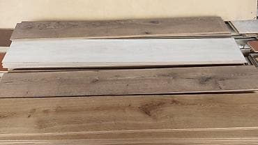 laminat mat: Açıq kül rəngində, ağac naxışlı döşəmə panelləri (laminat tipli) — 2