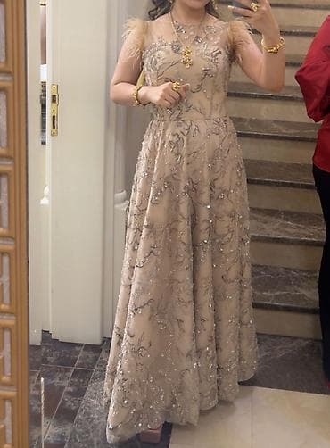 Baş geyimləri: Zərif gecə/libas – şampan/bej rəngdə, tam uzun. - Siluet: beldən — 1