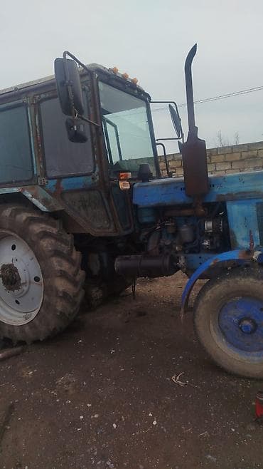 Traktor MTZ (Belarus) tipli, kabinəli. Texniki xüsusiyyətlər: - Ön və — 2