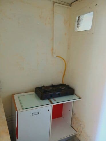 снять дом на сутки: 1 otaqlı kiçik evdi.Ev 2 və ya tək nəfər üçün uyğundur.Pəncərəsi və — 4