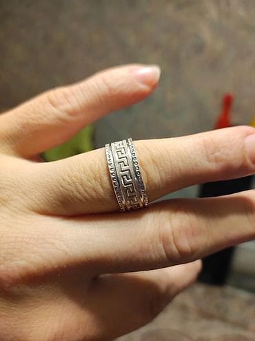 Salam. Təmiz gümüşdü. Demey olarki istifadə olunmayıb. ölçüsi texmini