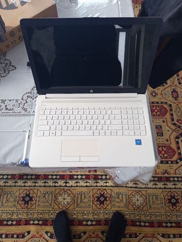 HP: HP noutbuk – 15.6" ekranlı, açıq rəng korpus və klaviatura — 1