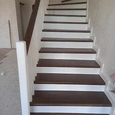 Yeni Pilləkən məhəccəri, Taxta