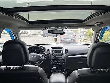 kia fara: Ağ rəngli şəhər-krossover/SUV Xarici: - Ağ kuzov, qara elementlərlə — 6
