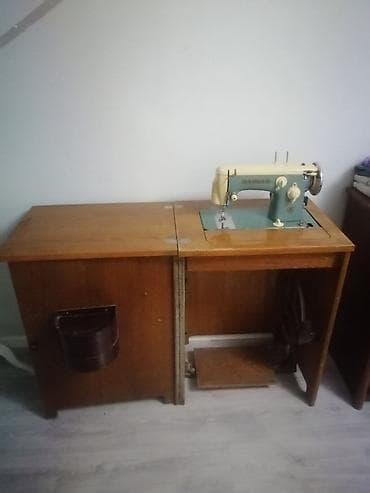 Ayaq pedallı tikiş maşını və qatlanan şkaf stol komplekti