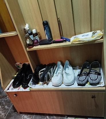 şkaflar ucuz: Dəhliz üçün asma paltar asılqanı və ayaqqabı dolabı bir yerdə — 1