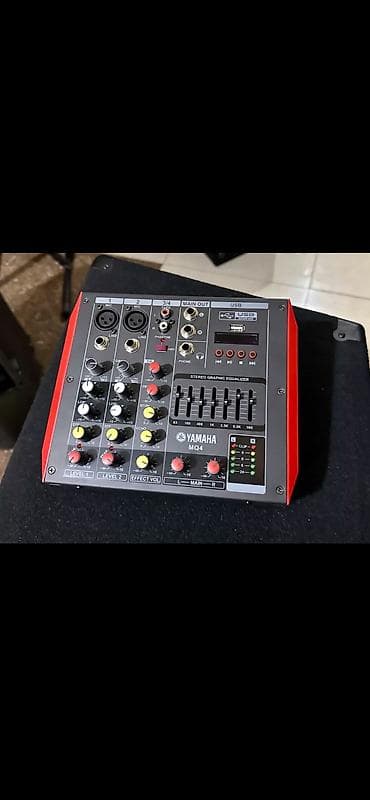 Yamaha MQ4 audio mikser - 4 kanallı kompaktdaş mikser - 2 ədəd XLR — 1