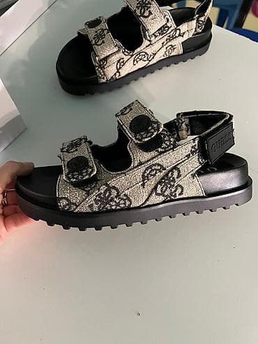 dikdaban: Qadın sandal modeli - Brend detalları ilə klassik dizayn: qayışların — 2