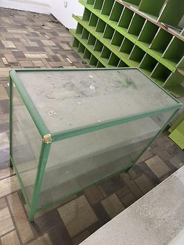 Şüşə vitrin rəf - Material: temperli şüşə panellər və metal (yaşıl