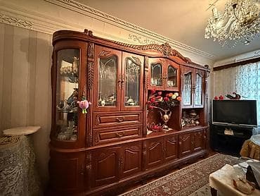 Klassik taxta qonaq otağı divan vitrini - Material: bərk ağac