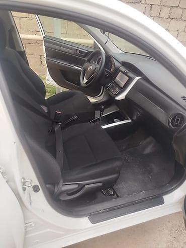 Транспорт: Toyota Corolla Fielder Hybrid – universal kuzovlu, ağ rəng. - Hibrid — 5