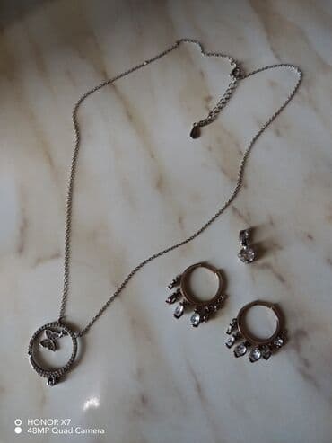 Gümüş rəngli zərgərlik dəsti hamısının üstündə 925 probu var -