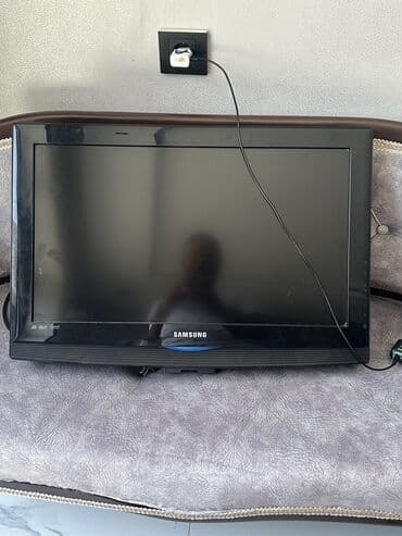 taube smart tv: Samsung televizoru, qara rəngdə, yığcam dizaynı ilə. Evdə istifadə — 2