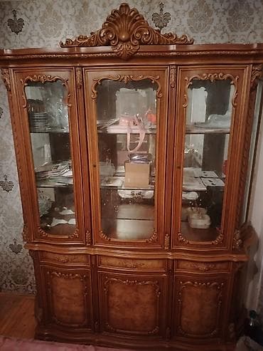 Klassik üslubda, oymalı detallar və şüşəli vitrin qapıları ilə böyük