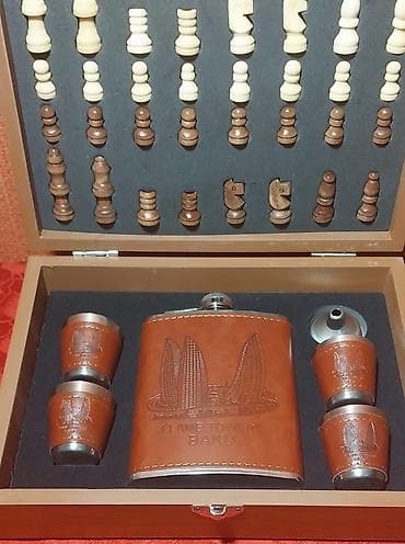 gitara qabi: İçki qabı dəsti şahmat lövhəsi ilə birlikdə satılır. Üzərində Alov — 2