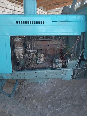 215 r13 teker: Traktor MTZ 50/52 tipli (mavi rəngdə), kabinəli. Texniki xüsusiyyət — 6
