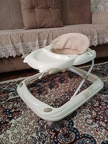 Tibbi geyim: Uşaq gəzdirici / yeriş təlimatçısı - Rəng: krem-ağ - Təkərli baza: 4 — 4