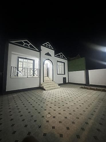 Satılır: həyət evi - Üçbucaq frontonlu, dekorativ elementlərlə