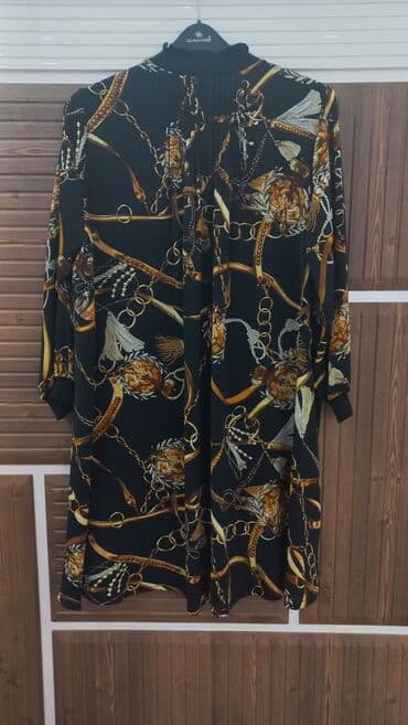 sade donlar: Zərif qara mini don. - Düz, sərbəst kəsim – dizə yaxın uzunluq. - — 2