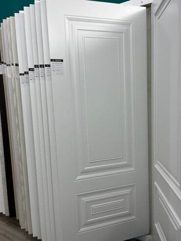 emdef: Ağ rəngdə, klassik dizaynlı qapı. Panelli dizaynı və düzbucaqlı — 1