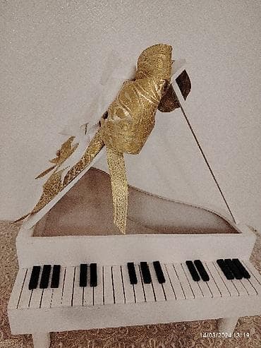 xonça şokolad: Xonca piano satilir icine sokolad ve cicek qoyub hediyye etmek olar — 8