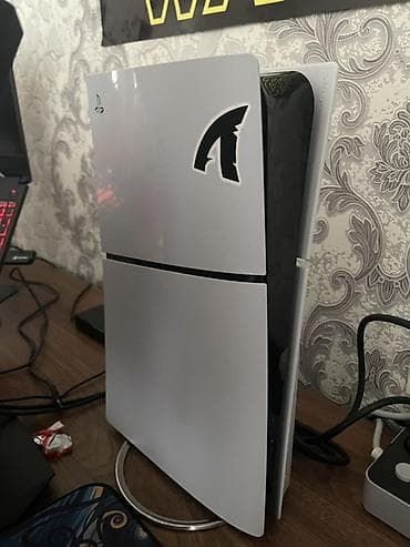 Elektronika: Tertemiz PlayStation 5 slim 2 pult ve standı ile 8 aydırki mendedir — 1