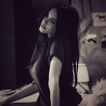 Qadın geyimləri: Qadınlar üçün qara rəngli kapüşonlu svitşot - Model: yarımfermuarlı — 4