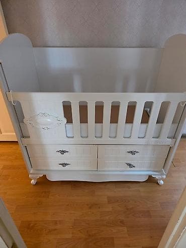 Oğlan və qız üçün, Dördbucaq, Beşik, Dəstsiz, Matras ilə, Yellənmə mexanizmsiz