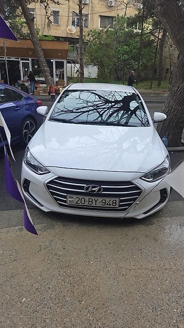 Hyundai Elantra sedan – ağ rəng, Azərbaycan nömrə nişanı. Şəhər və