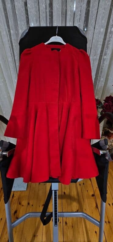 525 prob qizil: Palto ela vaziyyatda. Al qırmızı rəngdə, kəməridə var. Ətəyi kloşdur — 2