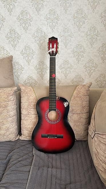 gitara: Akkustik klassik gitara – qırmızı-qara “sunburst” rəng keçidi ilə — 1