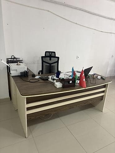 Мебель: Ofis mebel dəsti Tərkibi: - Böyük menecer masası: taxta teksturalı — 1