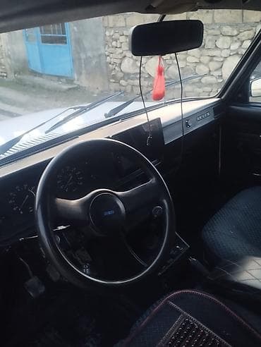 mtz 80 kabina: VAZ 2107 sedan, ağ rəng. - Kuzov: 4 qapılı, klassik kubik — 6