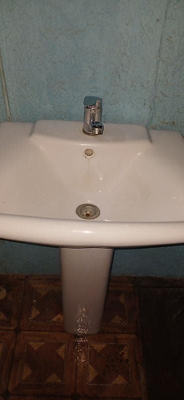 Pilləli ayaqlı hamam əl-üz yuma lavabosu - Material: keramika (parlaq