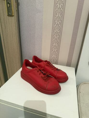 beqa üçün qadın krossovkaları: Birinci 38/39 razmer yenidir 5 azn (ağ qara) Qırmızı 5 azn (40-41 — 3