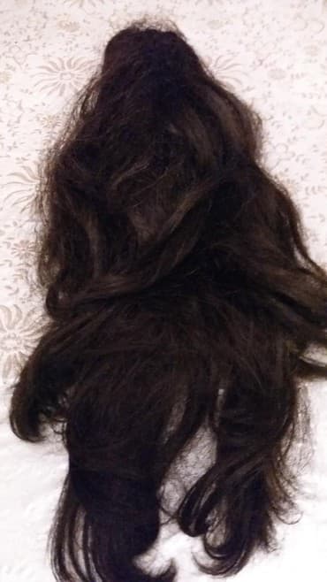 təbii pariklər: Sinyon Yaxsi veziyyetde .Tund renglidir.Cox az islenib.10azn — 2