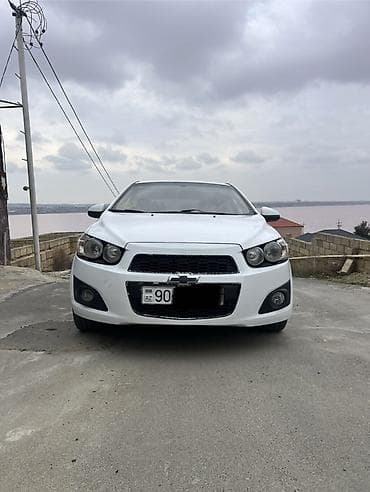 Chevrolet Aveo sedan – ağ rəngdə, 4 qapılı, şəhər üçün çevik və