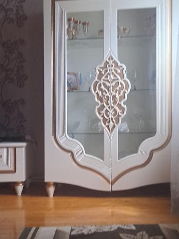 skafi: Vitri̇n dolabı – klassik üslub - Rəng: ağ və qızılı detallı - — 2