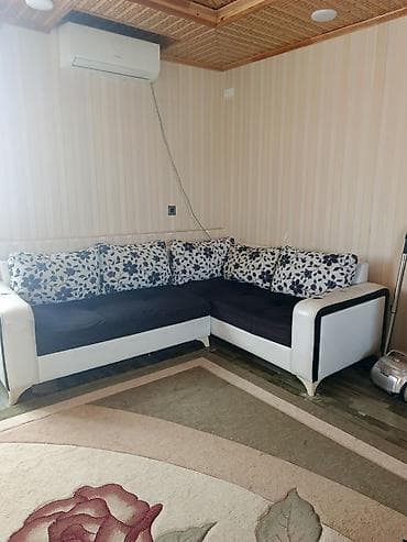 ручной гибочный инструмент: L‑formal L‑şəkilli künc divan - Dizayn: ağ gövdə və qara oturacaq — 2