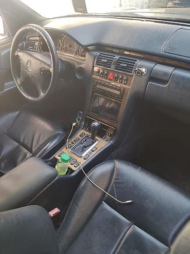 Mercedes-Benz E-Class: 2 l | 1999 il Sedan