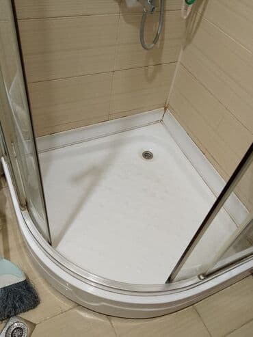 Duş başlıqları: Gümüşü rəngli profillərə malik, yarım dairəvi duş kabinəsi. Hamam — 5