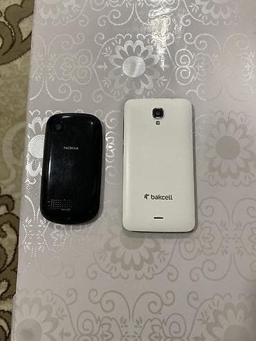 telofonar: Iki telefon birlikdə. 1) Nokia Asha 200 seriyası tipli düyməli — 2